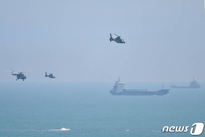 (핑탄 AFP=뉴스1) 박기현 기자 = 4일 대만과 인접한 중국 남부 푸젠성 핑탄섬에서 중국의 군용 헬기가 지나가고 있다. 중국군은 이날 낮 낸시 펠로시 미국 하원의장의 대만 방문에 항의하는 차원에서 사실상 대만을 포위하는 군사훈련을 시작했다.   ⓒ AFP=뉴스1  Copyright (C) 뉴스1. All rights reserved. 무단 전재 및 재배포 금지.