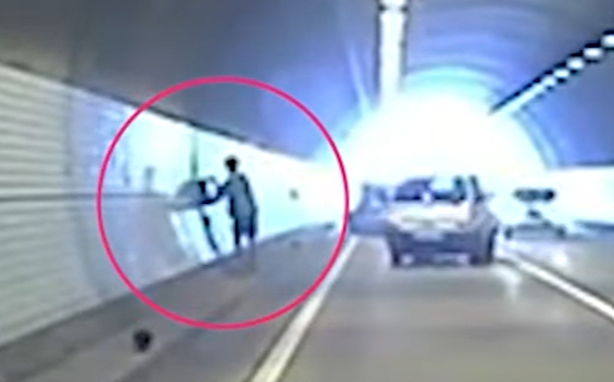 지난달 10일 오후 부산 방향으로 가는 한 터널에서 차량 전복 사고가 발생하자 경찰관이 달려가 운전자를 구조했다./사진=경찰청 유튜브
