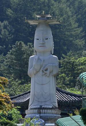 명지계곡 초입의 절집 승천사의 미륵불. 논산 관촉사의 은진미륵을 빼닮았다.