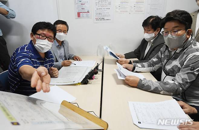 [서울=뉴시스] 전진환 기자 = 권성동 국민의힘 당대표 직무대행 겸 원내대표가 4일 오전 서울 영등포구 시립영등포쪽방상담소에 방문해 김형옥 시립영등포쪽방상담소장의 영등포 쪽방촌 현황 설명을 듣고 있다. (공동취재사진) 2022.08.04. photo@newsis.com