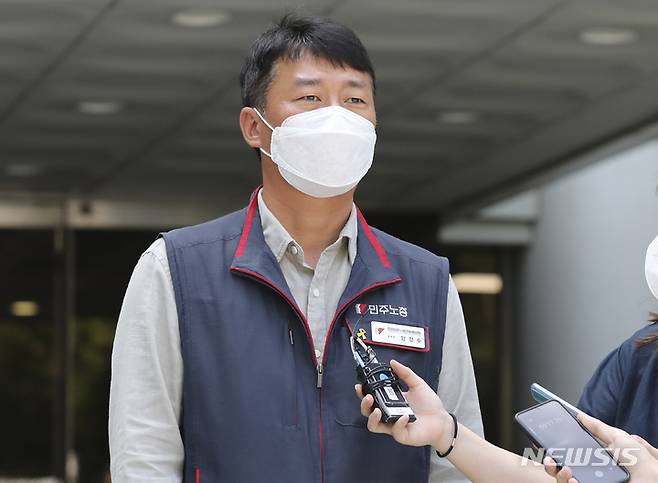 [서울=뉴시스] 김근수 기자 = 방역수칙을 위반하고 대규모 집회를 주도한 혐의로 2심에서 집행유예를 선고받은 양경수 전국민주노동조합총연맹(민주노총) 위원장이 지난달 28일 오전 서울 서초구 서울중앙지방법원에서 열린 항소심 선고 공판을 마치고 기자 질문에 답하고 있다. 2022.07.28. ks@newsis.com