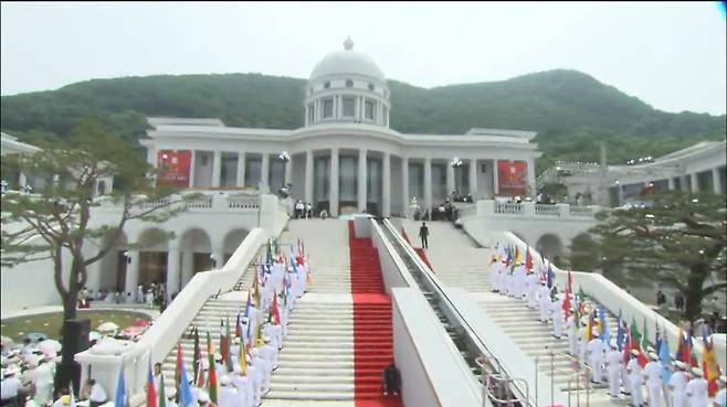 사진은 2006년 경기도 가평군 설악면 천정궁박물관에서 진행된 문선명, 한학자 입궁, 대관식 진행장면. (사진 = 사이버평화운동본부 캡쳐)