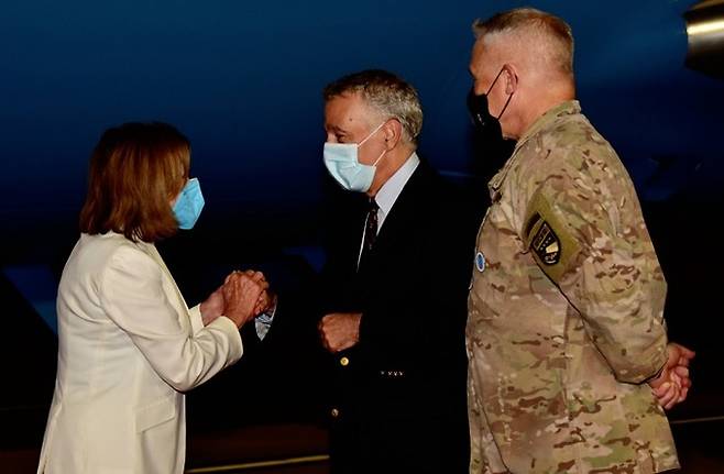 3일 밤늦게 오산공군기지에 도착한 낸시 펠로시 미국 하원의장(왼쪽)이 마중을 나온 필립 골드버그 주한 미국대사의 손을 꼭 붙들고 있다. 오른쪽은&nbsp;폴&nbsp;러캐머라 주한미군 사령관. 골드버그 대사 SNS 캡처