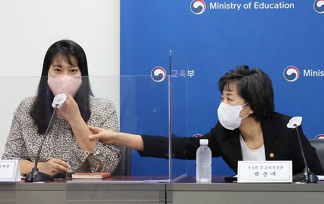 박순애 교육부장관 겸 사회부총리이 지난 2일 서울 종로구 정부서울청사에서 열린 취학연령 하향 정책 관련 학부모단체간담회에서 한 학부모가 발언 중 눈물을 흘리자 달래고 있다. 연합뉴스