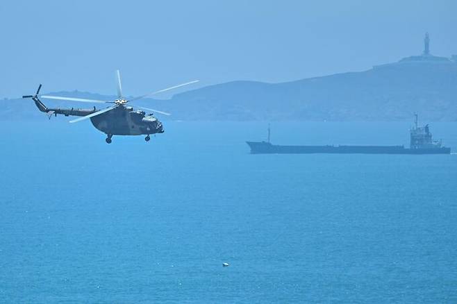 중국군 소속 군용 헬기가 4일 대만과 인접한 중국 남부 푸젠성 핑탄섬 상공을 비행하고 있다. 핑탄=AFP연합