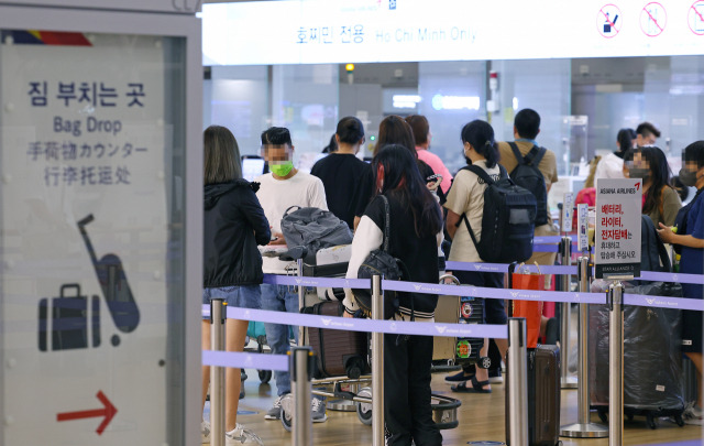 4일 인천국제공항 제1여객터미널 출국장에서 아시아나항공의 대만 타오위안 직항편 탑승객들이 탑승 수속을 밟고 있다. 연합뉴스