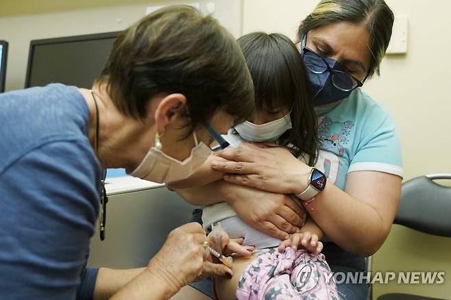 코로나19 백신 접종받는 2세 미국 어린이.[시애틀 AP=연합뉴스 자료사진. 재판매 및 DB 금지]