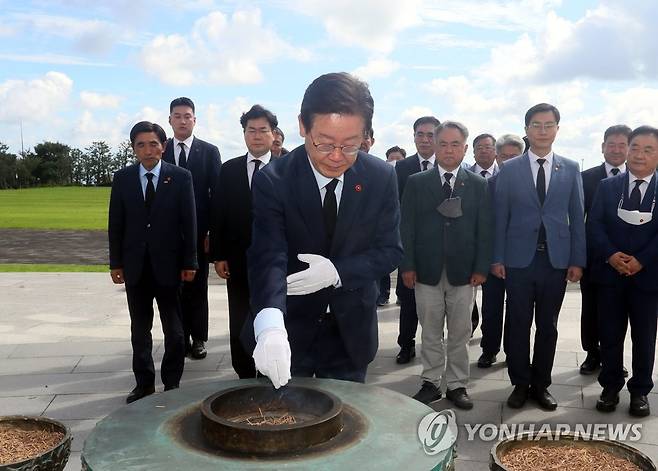 제주4·3평화공원서 참배하는 이재명 (제주=연합뉴스) 전지혜 기자 = 더불어민주당 이재명 당 대표 후보가 4일 제주4·3평화공원을 찾아 분향하고 있다. 2022.8.4 atoz@yna.co.kr