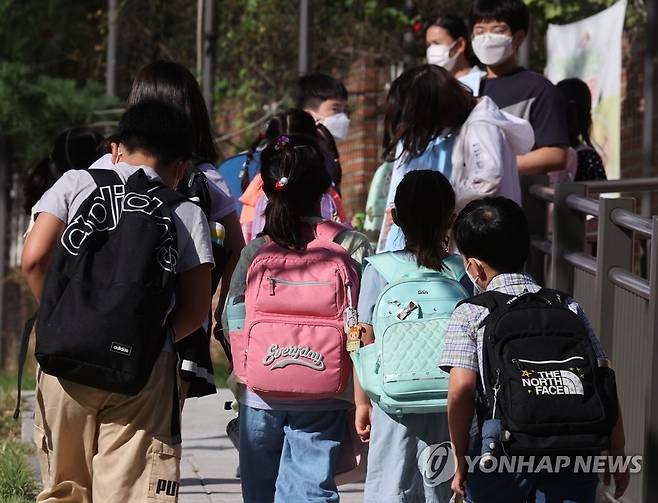 2학기 유초중고 정상등교…일률적 선제검사는 실시 안해 [연합뉴스 자료사진]