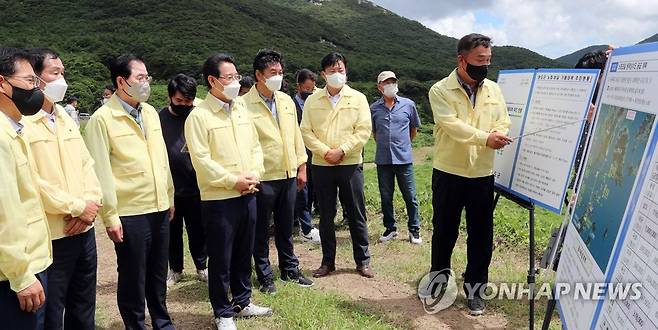 완도 보길도 가뭄 현장 점검 나선 김영록 전남지사 (완도=연합뉴스) 김영록 전라남도지사와 신우철 완도군수가 4일 가뭄이 심각한 완도군 보길면 부황제를 방문, 관계자로부터 설명을 듣고 있다. 노화ㆍ보길도는 1일부터 제한급수를 하고 있다. [전남도 제공·재판매 및 DB 금지] 2022.8.4 chogy@yna.co.kr