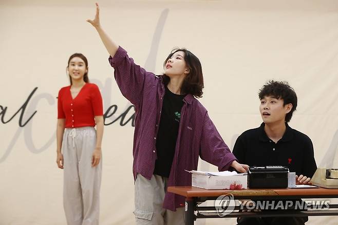 김연수 소설 원작 뮤지컬 '원더보이' 연습실 공개 (서울=연합뉴스) 진연수 기자 = 4일 오후 서울 종로구 세종문화회관에서 예술동에서 열린 뮤지컬 '원더보이' 연습실 공개 행사에서 배우들이 주요 장면을 시연하고 있다. 2022.8.4 jin90@yna.co.kr