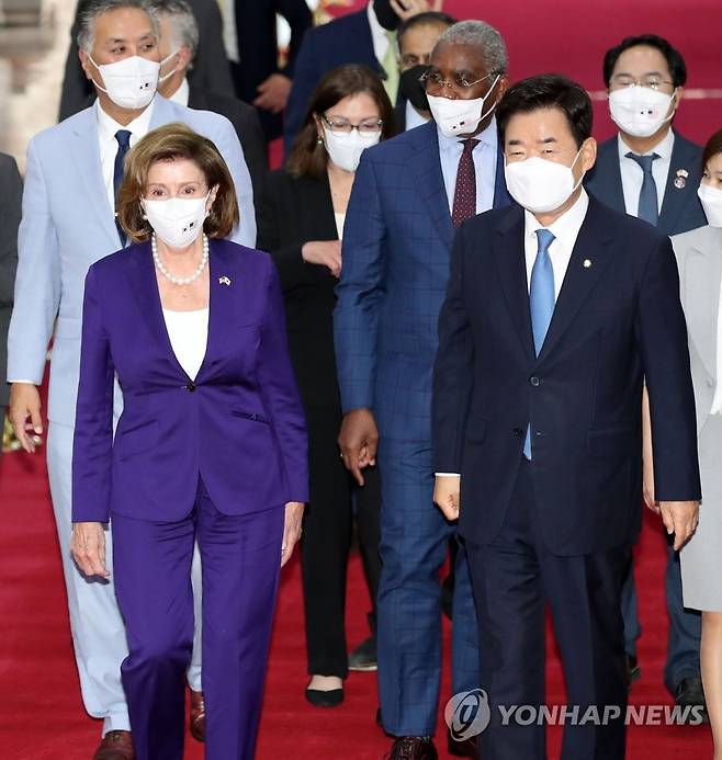 회담장 향하는 한미 국회의장 (서울=연합뉴스) 이정훈 기자 = 김진표 국회의장이 4일 오전 국회를 방문한 낸시 펠로시 미국 하원의장과 회담장으로 향하고 있다. 2022.8.4 [국회사진기자단] uwg806@yna.co.kr