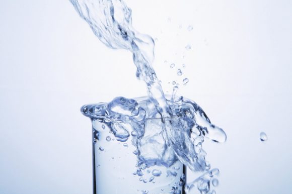 물을 충분히 마시면 지방 대사를 돕는 간, 신장의 기능에 도움을 줘 다이어트에도 효과가 있다. [사진=클립아트코리아]