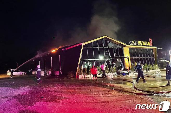 태국 수도 방콕 남동쪽에 있는 촌부리 주의 한 나이트클럽 '마운틴 비'에서 5일 새벽, 화재가 발생해 13명이 사망하고 35명이 다쳤 ⓒ AFP=뉴스1
