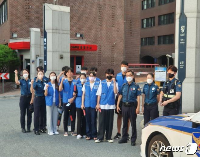 경찰과 학생들이 지난 4일 대전 동구 대학가 일대에서 안전순찰활동을 시행했다. (대전경찰청 제공) ⓒ 뉴스1