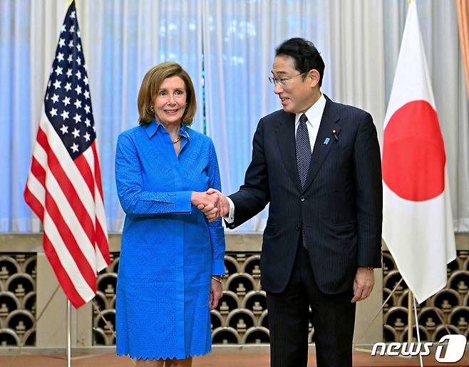 5일(현지시간) 일본 도쿄에서 열린 조찬 회동에 앞서 기시다 후미오 일본 총리와 낸시 펠로시 미국 하원의장이 악수를 하고 있다. ⓒ 로이터=뉴스1 ⓒ News1 박기현 기자