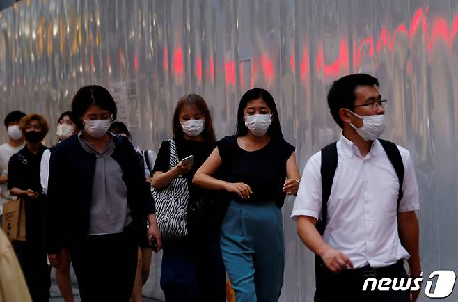일본 도쿄에서 25일(현지시간) 마스크를 쓴 시민들이 거리를 걷고 있다. 2022.07.25/뉴스1ⓒ 로이터=뉴스1 ⓒ News1 김민수 기자