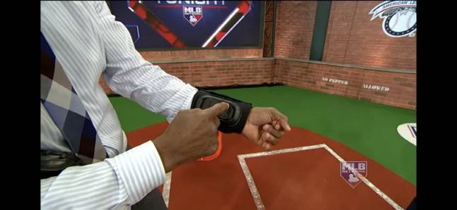 MLB 사무국이 운영하는 MLB 네트워크 채널에서 피치컴 작동 원리를 설명하는 모습. 캡처 | MLB 네트워크