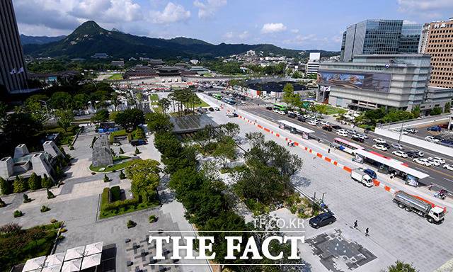광화문광장의 재개장을 하루 앞둔 6일 오후 서울 종로구 세종문화예술회관 옥상에서 바라본 광화문광장에서 관계자들이 마무리 작업과 개장 기념행사 준비를 하고 있다. /이선화 기자