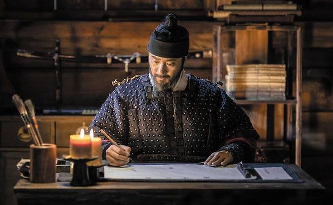 ‘한산’에서 학익진을 구상하는 이순신 역의 박해일. 그는“최민식 선배가 화염방사기 같은 이순신이었다면 저는 물처럼 스며들고 싶었다”고 말했다. /롯데엔터테인먼트