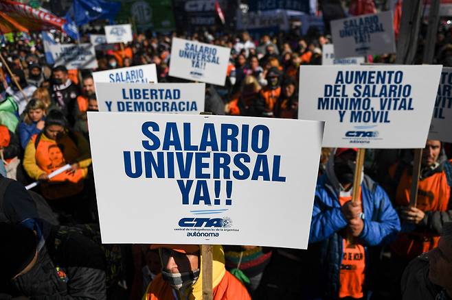 물가 상승이 지속되는 가운데 지난달 28일 아르헨티나 부에노스아이레스에서 시위대가 인플레이션에 대응하기 위한 기본소득 및 보조금 인상을 요구하며 행진하고 있다. 이날 아르헨티나 중앙은행은 기준금리를 60%로 8% 포인트 인상했다. /AFP 연합뉴스