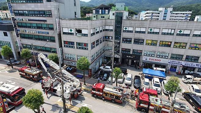 5일 오전 경기도 이천시 관고동의 한 병원 건물에서 불이 났다. 소방당국에 따르면 이번 화재로 건물 내 병원의 환자, 간호사 등 5명이 숨진 것으로 파악됐다.ⓒ뉴시스