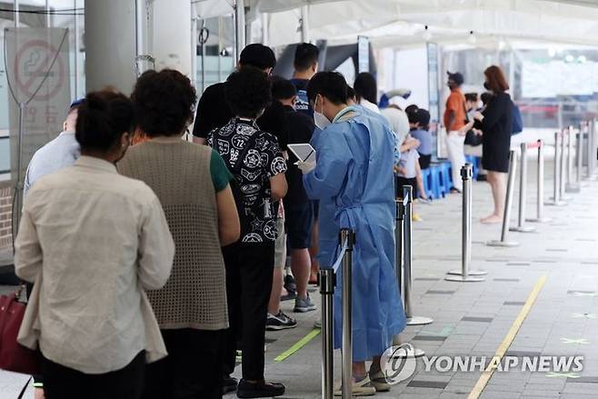 5일 서울 마포구 보건소 코로나19 선별진료소를 찾은 시민들이 검사를 받기 위해 차례를 기다리고 있다. ⓒ연합뉴스