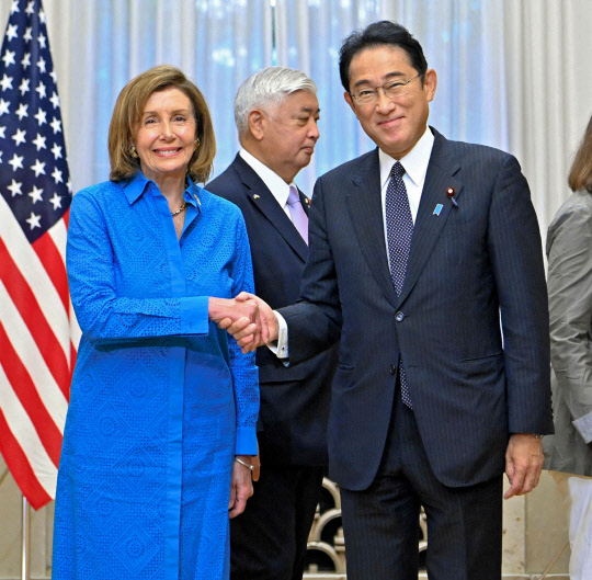 5일 일본을 방문한 낸시 펠로시 미국 하원의장이 도쿄의 총리 관저에서 조찬 회동에 앞서 기시다 후미오 총리와 악수하고 있다. [도쿄=로이터 연합뉴스]