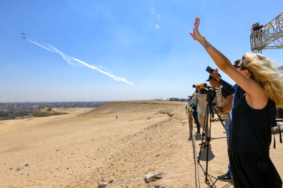 3일(현지시간) 이집트 카이로 인근 기지 피라미드 일대에서 진행된 피라미드 에어쇼 2022에서 관람객이 공군 특수비행팀 블랙이글스의 고난도 특수비행에 환호하고 있다. (공군 제공) 2022.8.4/뉴스1 /사진=뉴스1