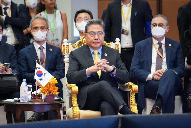 박진 외교부 장관(가운데)이 5일 캄보디아 프놈펜 소카호텔에서 열린 아세안지역안보포럼(ARF) 외교장관 회의에 참석하고 있다. 외교부 제공