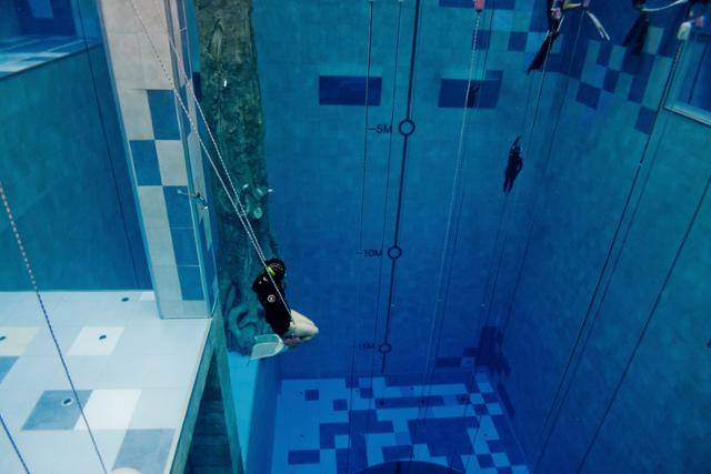 김경민씨가 수중에 설치된 그네를 타고 있다. 최준엽씨 제공