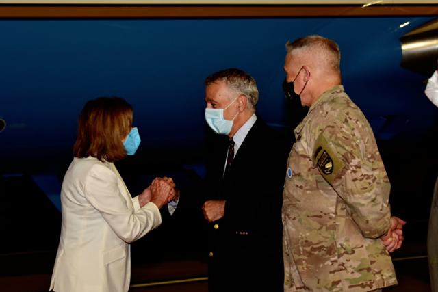낸시 펠로시(왼쪽) 미국 연방 하원의장이 지난 3일 경기 평택시에 위치한 오산 미 공군기지를 통해 입국한 뒤 필립 골드버그 주한미국대사와 인사를 나누고 있다. 주한미국대사관 트위터