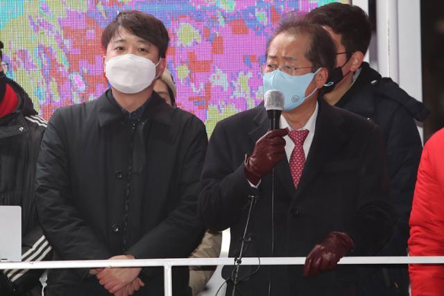 홍준표(오른쪽) 국민의힘 의원과 이준석 대표가 지난 2월 22일 서울 마포구 상상마당 유세에 참석해 윤석열 대선 후보에 대한 지지를 호소하는 모습. 뉴시스