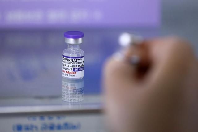 2일 오전 서울 시내 한 동네 병·의원에서 의료진이 코로나19 화이자 백신을 꺼내고 있다. 뉴시스
