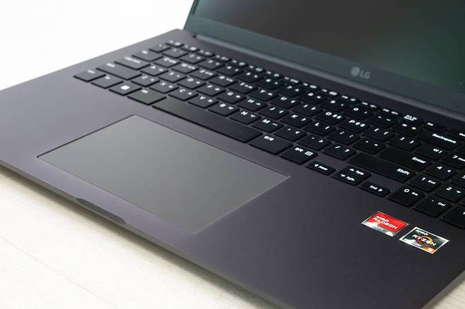 LG 울트라PC 엣지, 7월 출시된 신제품이며 AMD 라이젠 5 5625U와 라이젠 7 5825U를 탑재한 제품이 각각 출시된다. 출처=IT동아