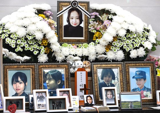 2021년 12월 17일 오후 경기도 성남시 분당구 국군수도병원 장례식장에 이 중사의 영정사진이 놓여져 있다. 뉴스1