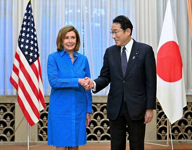 낸시 펠로시 미 하원의장과 기시다 후미오 일본 총리가 5일 도쿄에 위치한 총리관저에서 조찬을 하기 전에 악수를 하고 있다. | 로이터연합뉴스