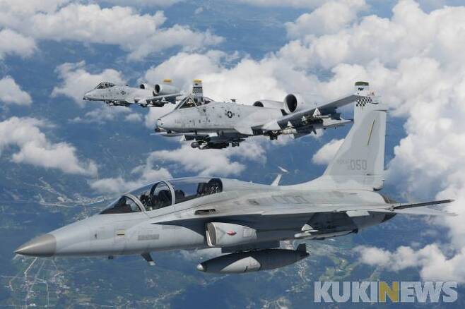 韓 FA-50 1대와 美 A-10 2대가 연합 편대비행을 실시하고 있다.