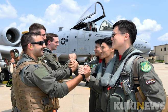 훈련을 마친 韓 FA-50 임무조종사들(오른쪽)과 美 A-10 조종사들이 서로를 격려하고 있다.