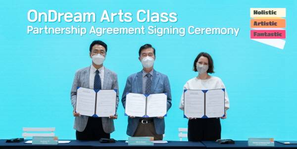 온드림 아츠클래스 협약식 기념사진. 현대차 정몽구 재단 권오규 이사장(가운데), 아티즈 재단 레베카 대표(오른쪽), 사단법인 점프 이의헌 이사장(왼쪽) [사진제공=현대차 정몽구 재단]