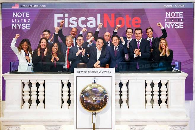 The New York Stock Exchange welcomes executives and guests of FiscalNote Holdings, Inc. (NYSE: NOTE), today, Thursday, August 4, 2022, to celebrate its recent listing. To honor the occasion, Tim Hwang, Chairman, CEO & Co-founder, joined by Hope Jarkowski, NYSE General Council, rings The Opening Bell®. /사진제공=NYSE