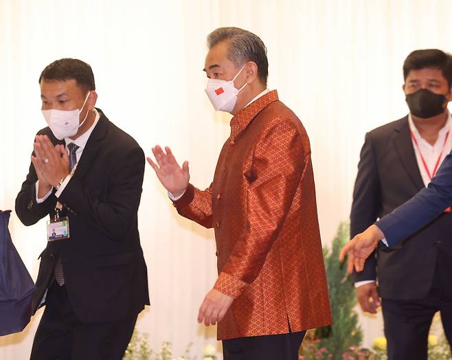 왕이 중국 외교부장이 4일(현지시간) 캄보디아 프놈펜 CICC에서 열린 아세안 외교장관회의 의장국 주재 환영 만찬에 참석하고 있다. [연합]