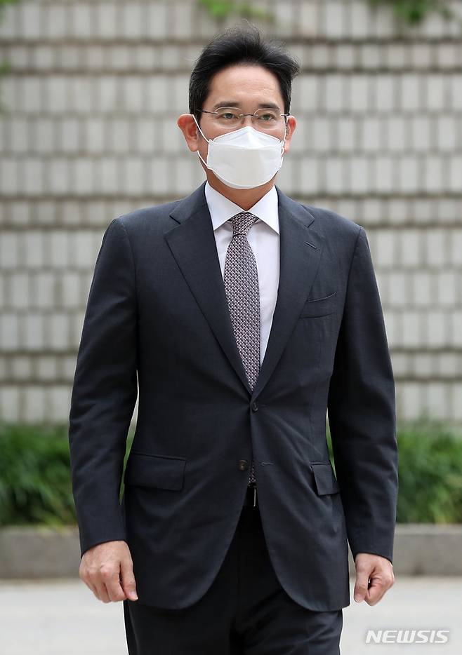 [서울=뉴시스] 이영환 기자 = 삼성 부당합병 의혹으로 재판을 받고 있는 이재용 삼성전자 부회장이 22일 오전 서울 서초구 서울중앙지법에서 열린 58차 공판에 출석하고 있다. 2022.07.22. 20hwan@newsis.com