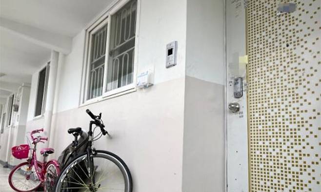 조유나(10)양 일가족이 살던 광주 남구 한 아파트 문 앞에 지난 6월 27일&nbsp;자전거 2대와 법원 특별우편 송달을 안내하는 포스트잇이 붙어있다. 광주=뉴스1