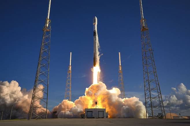 우리나라 첫 달궤도선 다누리가 5일(한국시간) 미국 플로리다주 케이프커내버럴 우주군 기지에서 미국의 민간 우주개발업체 '스페이스X'의 '팰컨 9' 발사체에 실려 발사되고 있다.   SpaceX 제공