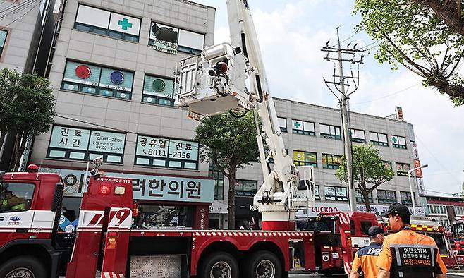 5일 오후 환자와 간호사 등 5명이 사망한 경기도 이천시 관고동 병원 화재 현장 모습. 연합뉴스