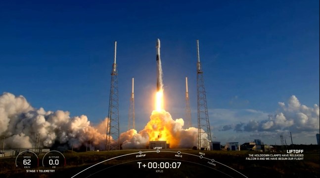한국의 첫 달 탐사 궤도선 ‘다누리’(KPLO)가 실린 스페이스X의 팰컨9 발사체가 5일 오전 8시 8분(한국시간) 미국 플로리다 케이프커내버럴의 발사대를 떠나고 있다. 사진=스페이스X