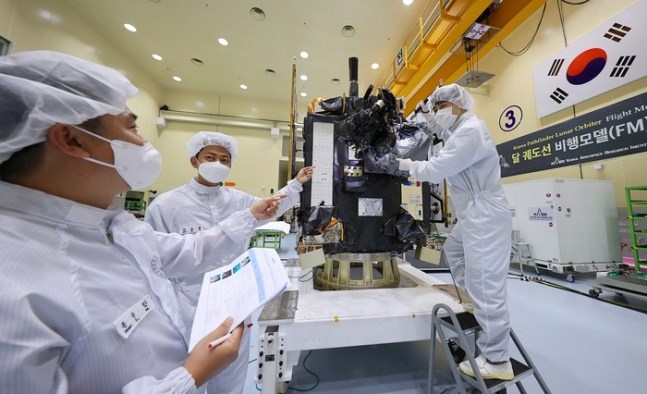 지난 5월 말 대전 한국항공우주연구원에서 국내 연구진이 한국의 첫 달 궤도선을 점검하고 있다. 사진=항우연