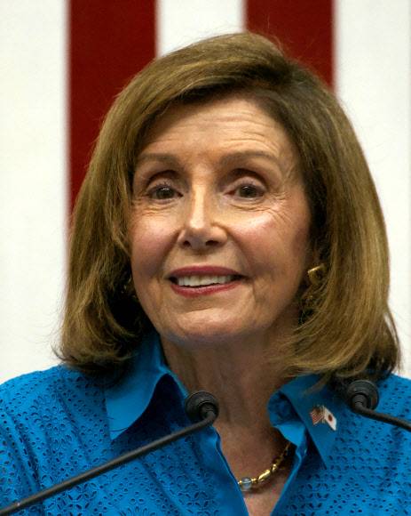 낸시 펠로시 미국 하원의장이 5일 일본 도쿄에서 열린 브리핑에서 기자들의 질문에 답하고 있다. 도쿄 UPI 연합뉴스