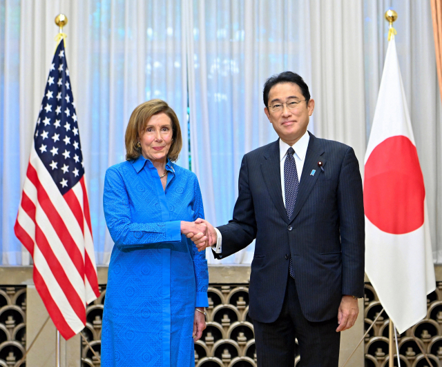 5일 일본을 방문한 낸시 펠로시(왼쪽) 미국 하원의장이 기시다 후미오 일본 총리와 일본 관저에서 진행된 조찬 회담을 시작하기에 앞서 악수하고 있다. EPA연합뉴스